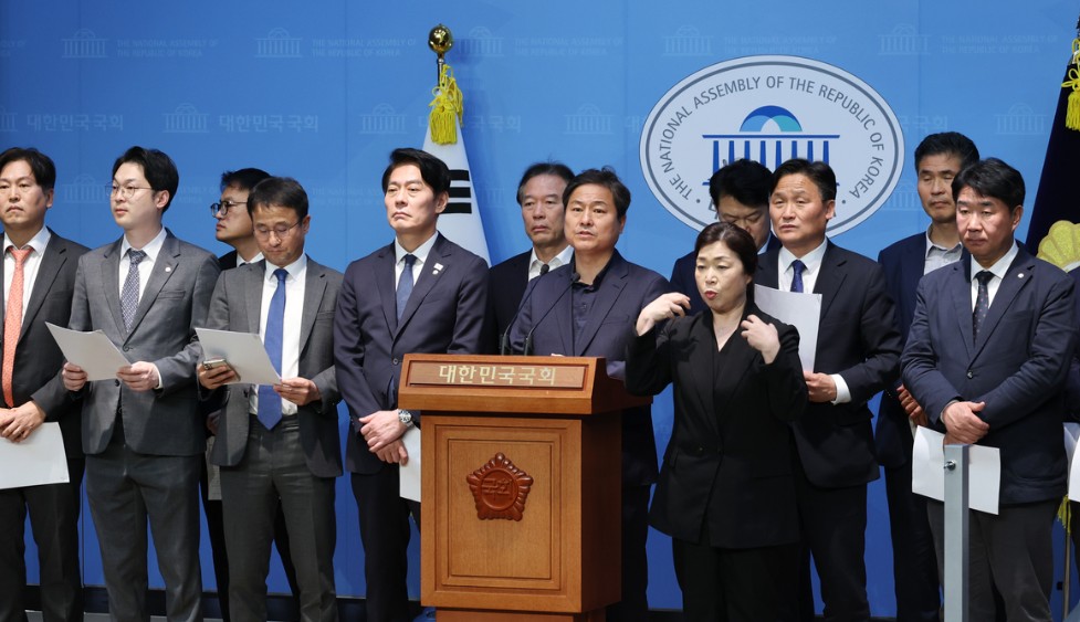 문재인 전 대통령 기소 정치권 반응4