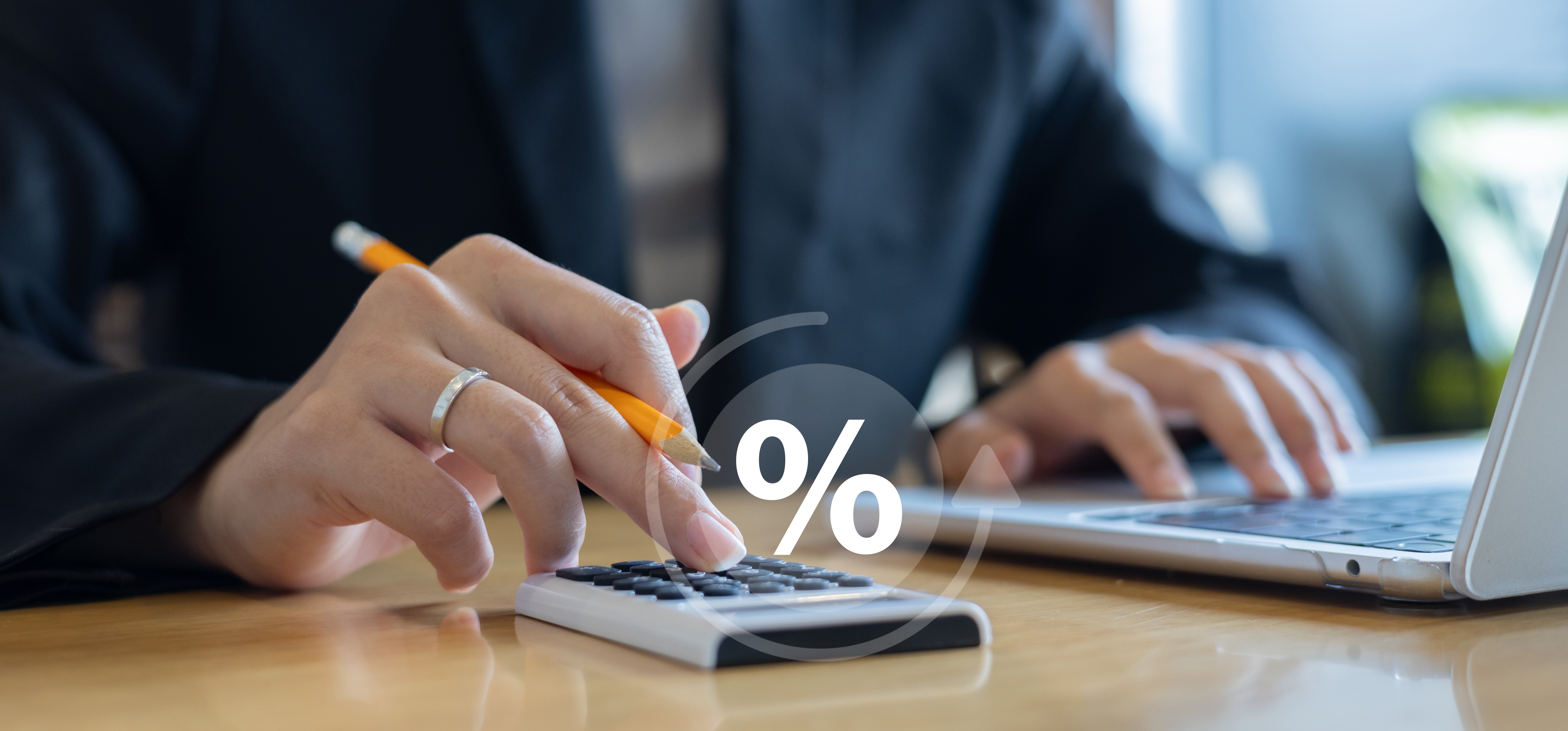 계산기와 노트북을 활용해 인건비 절감 전략을 분석하는 비즈니스 실무자의 손