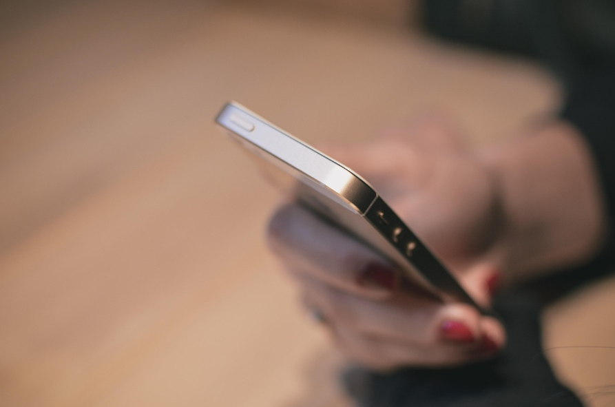 스마트폰을 손에 들고 사용하는 모습