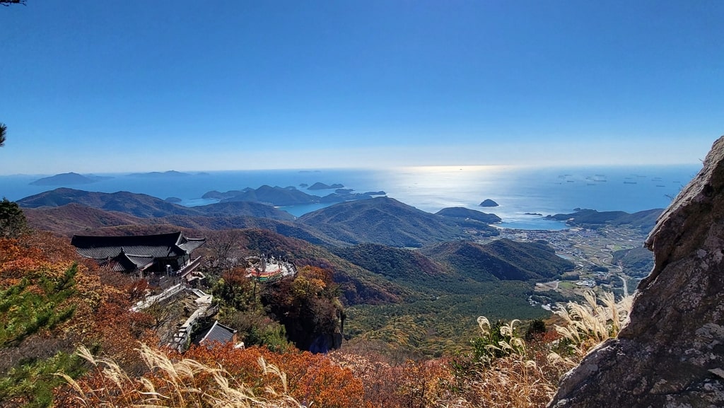 여수 향일암 명소에서 여수맛집의 성지 봉산동 게장골목 전경, 명동게장과 두꺼비게장 등 유명한 여수 게장맛집들이 모여있는 거리를 바라본 모습