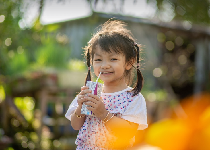 웃고 있는 아이 사진