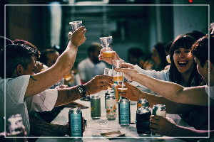 회식 자리에서 술 먹는 사진