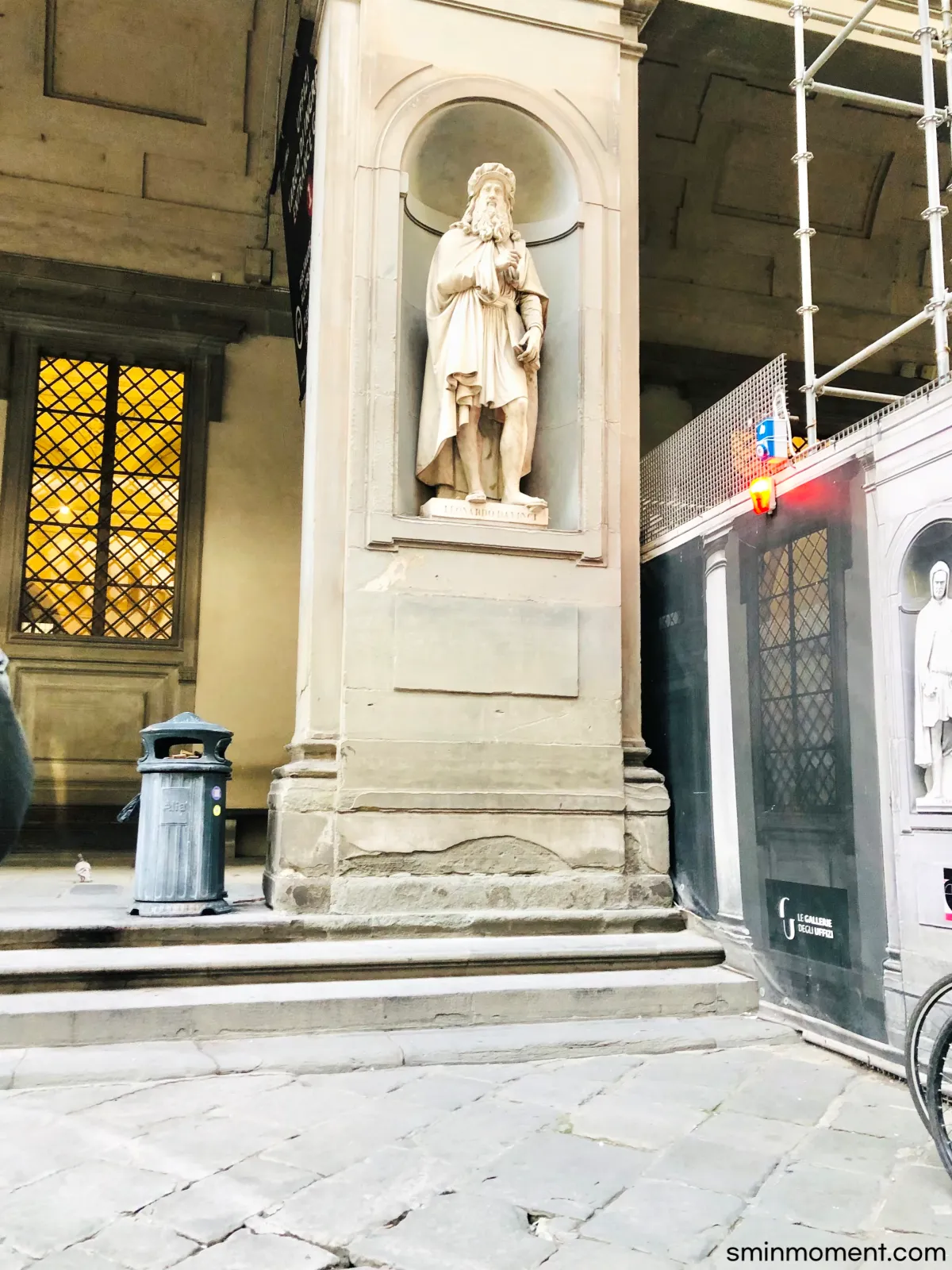 이탈리아-피렌체-우피치미술관-기둥앞-레오나르도다빈치