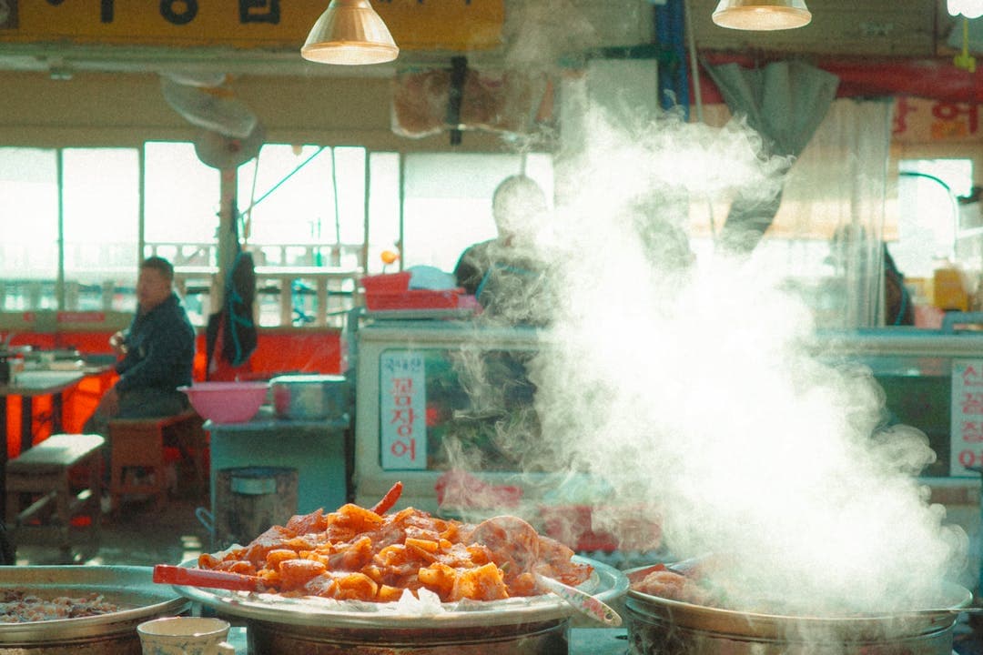 시장 음식점에서 온누리상품권으로 결제 가능한 실내 풍경