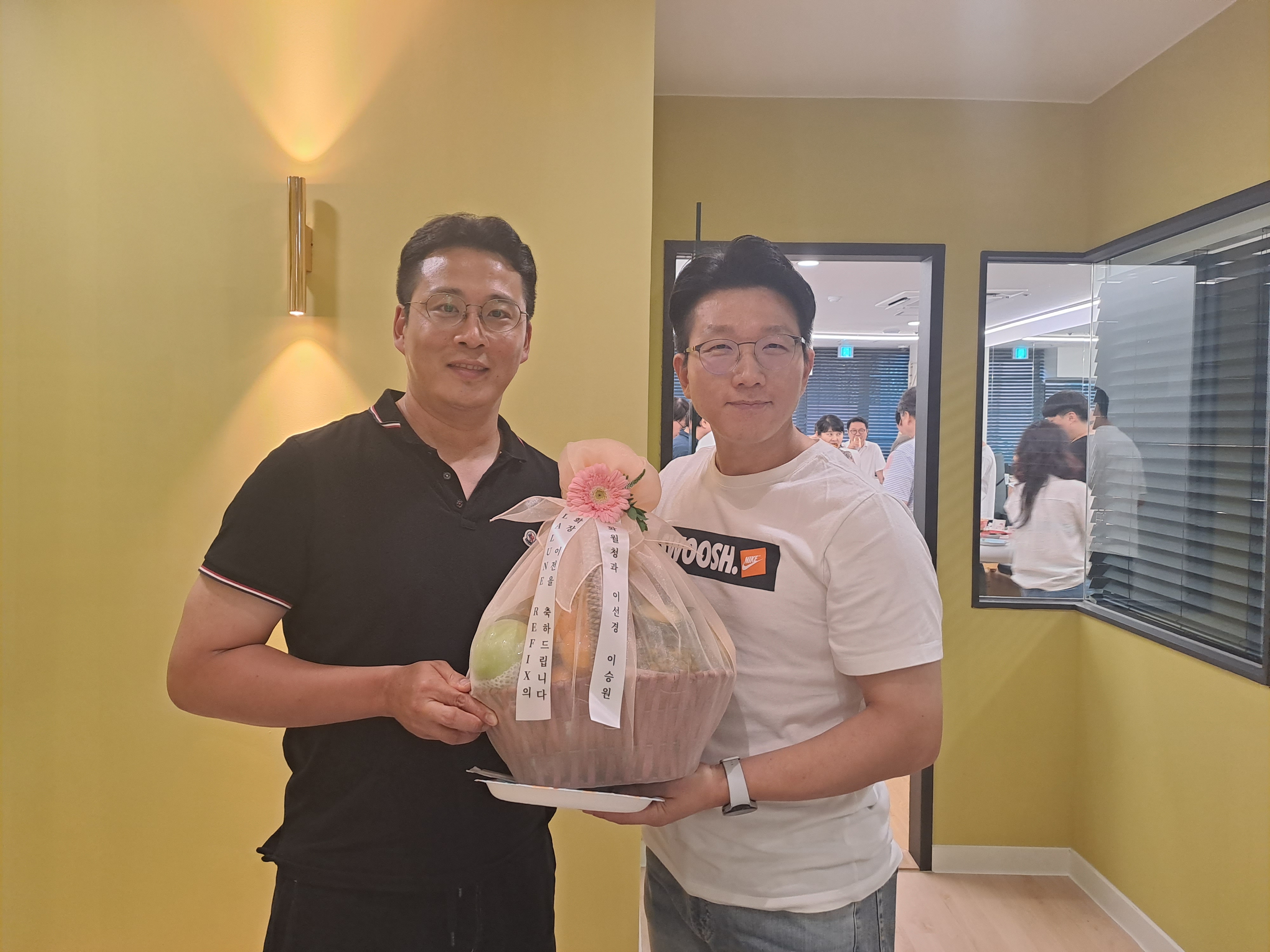 라룬리픽스 바디리픽스 페이스리픽스의 주인장 안병진 대표님과 이승원 대표님이 함께 선물을 들고 사진을 촬영했습니다.