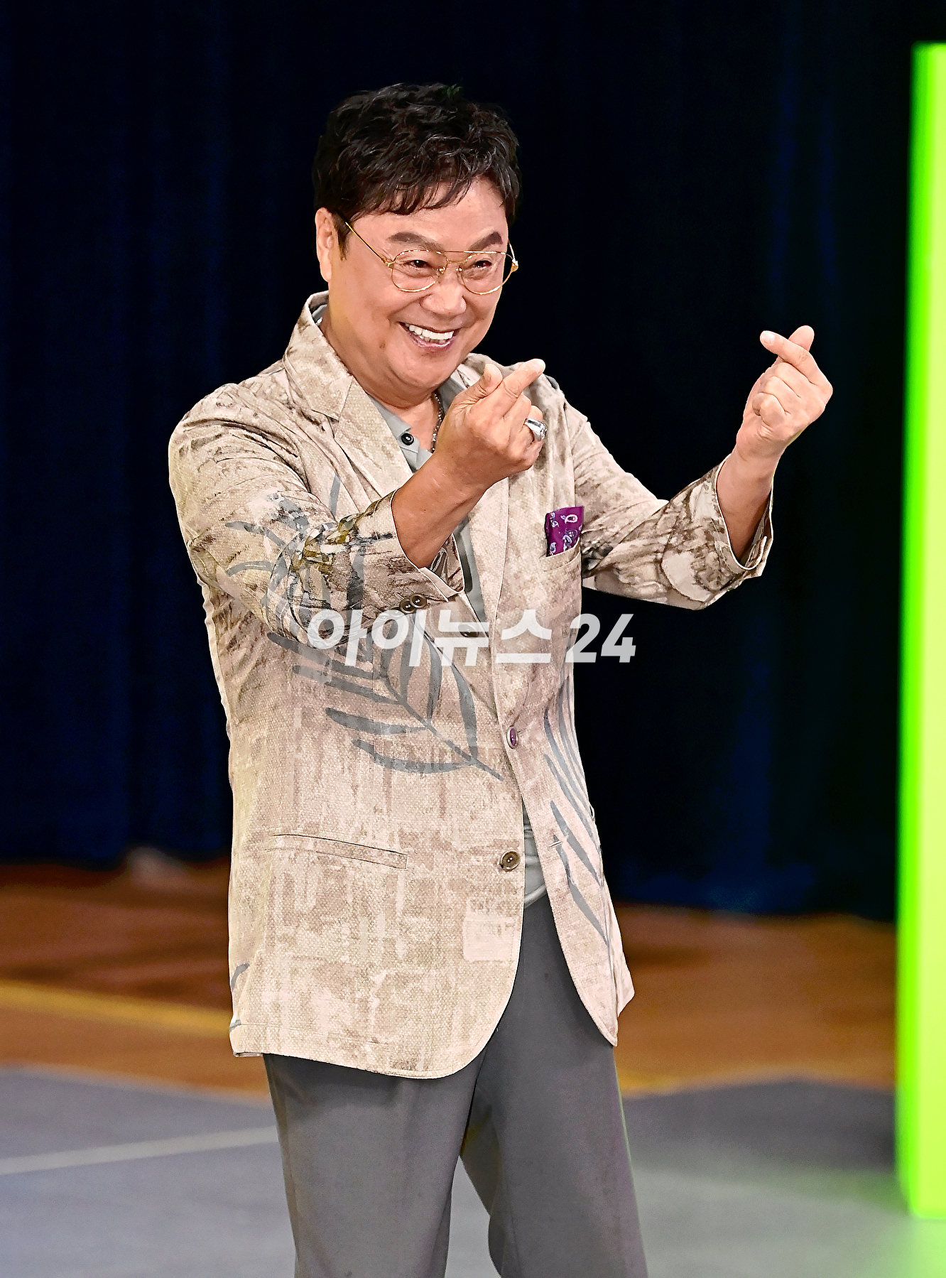 가수 남진이 13일 오후 서울 마포구 YTN홀에서 열린 신곡 쇼케이스에서 기념촬영을 하고 있다. [사진=곽영래 기자]