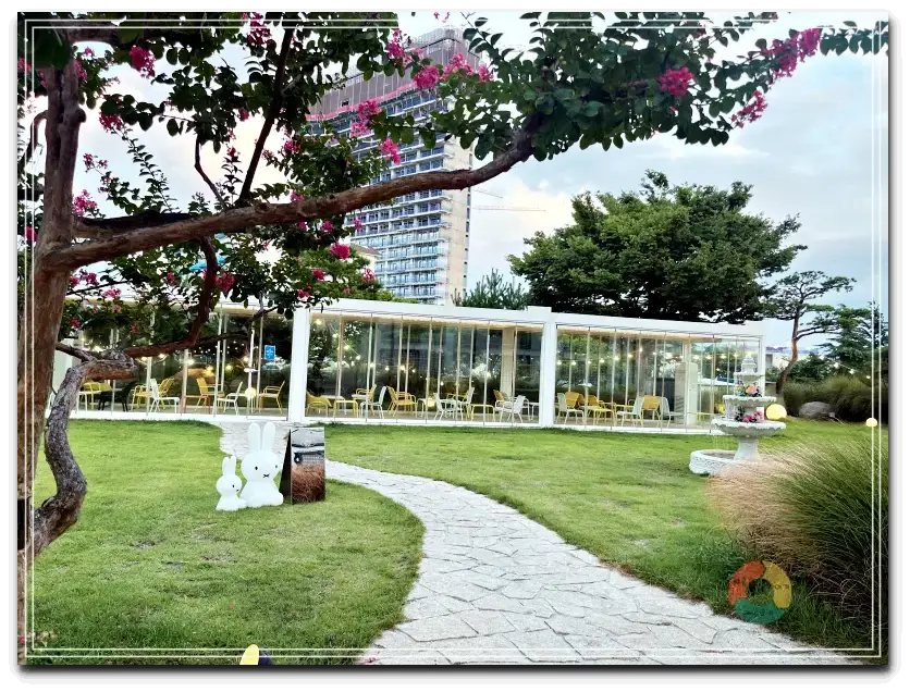 엔드투앤드_앞마당-작은분수-토끼모형-붉은꽃나무