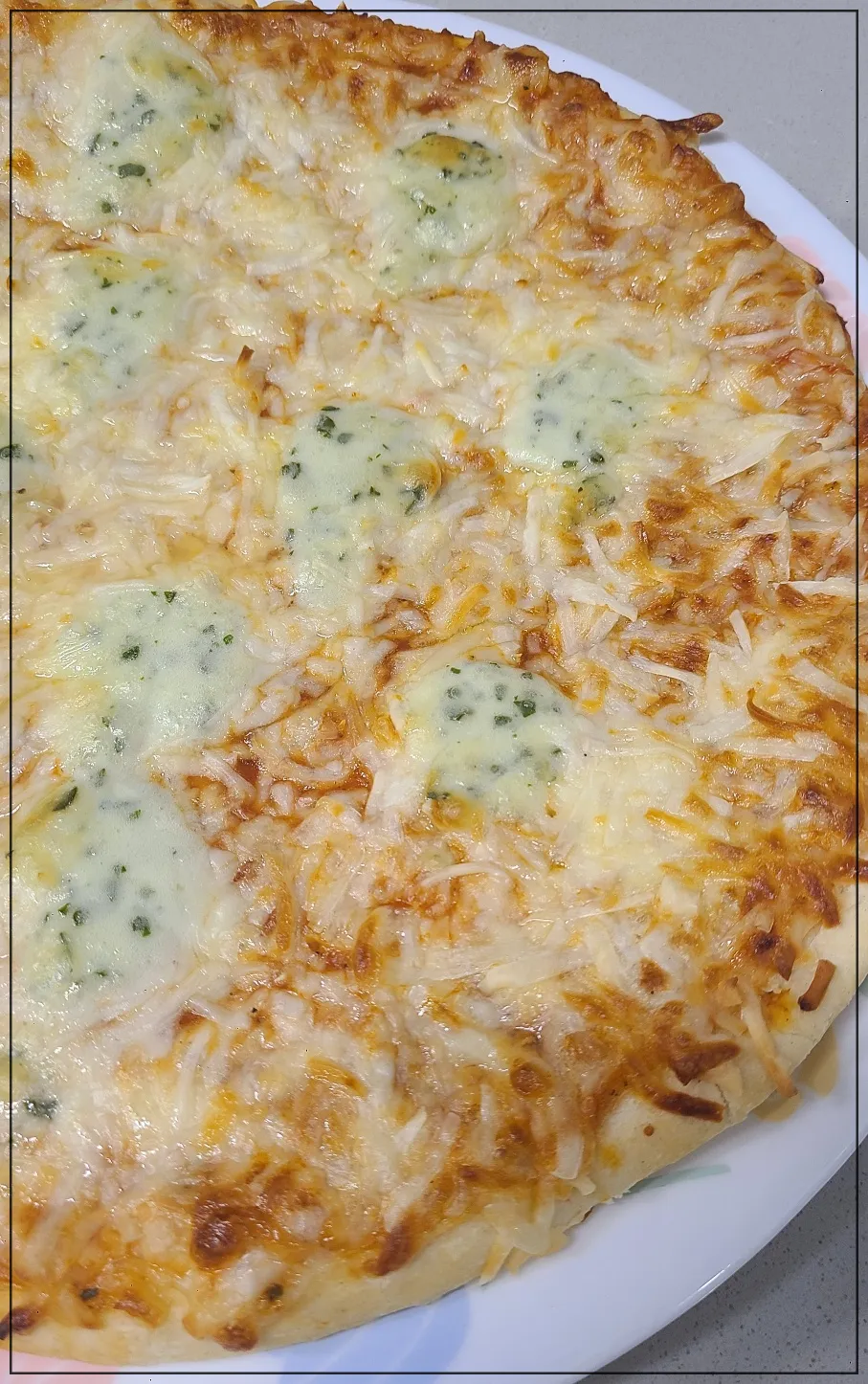 리스토란테 콰트로포르마지 피자 한판이 갈색으로 잘 익은 모습을 줌인함