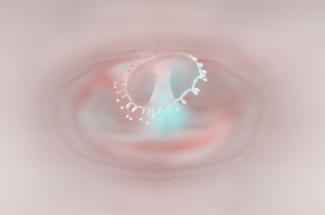 눈을 확대해서 검사 중