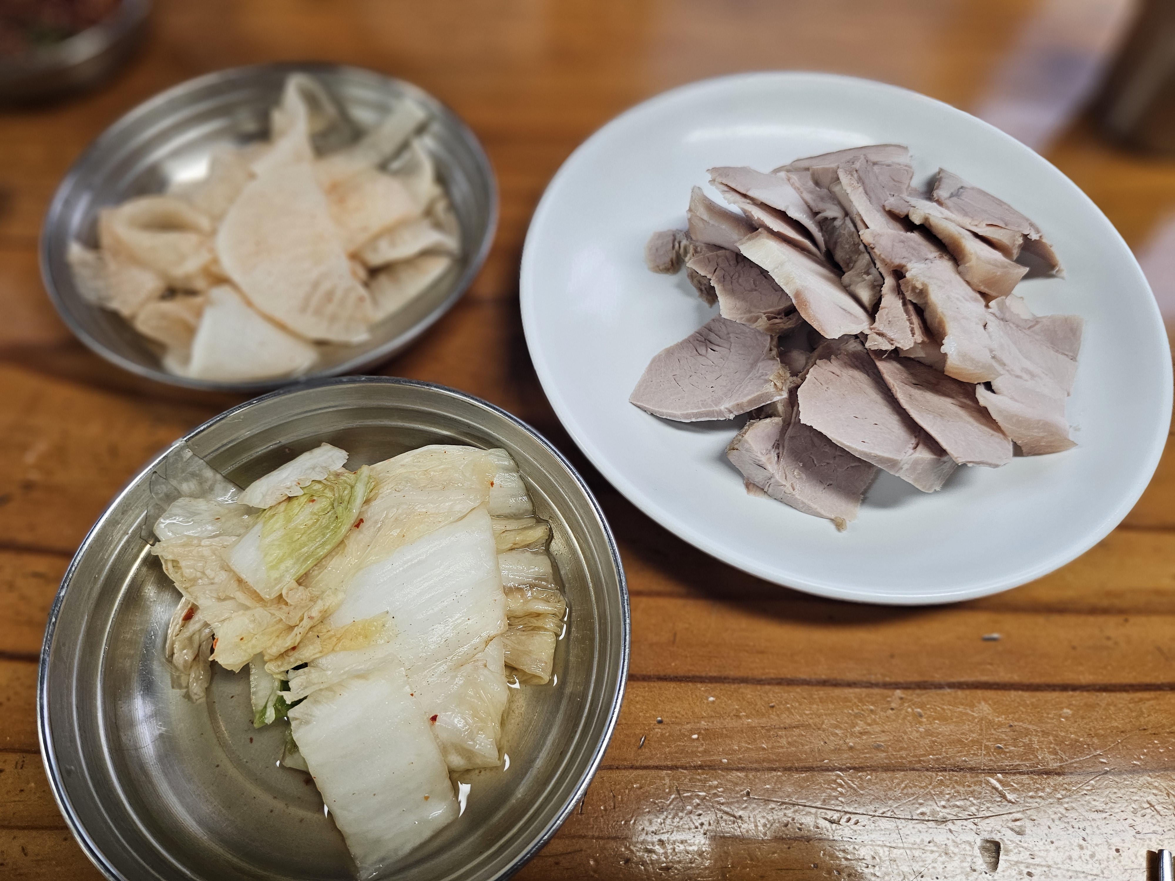 필동면옥 탐방기 &mdash; 맑고 깊은 평양냉면과 촉촉한 제육의 환상 궁합