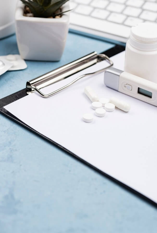 온도계와 차트, 약이 올려진 책상