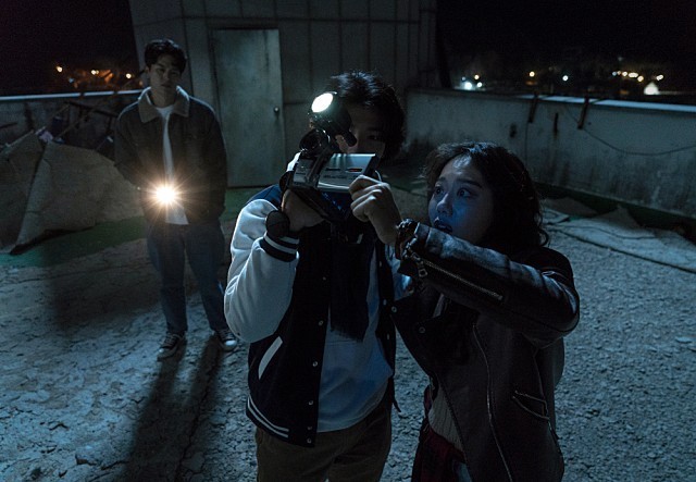 귀문 배우들이 카메라를 보고 있는 모습