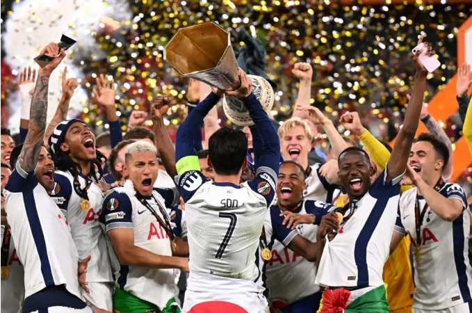 유로파 우승컵을 들어올리는 손흥민의 뒷모습