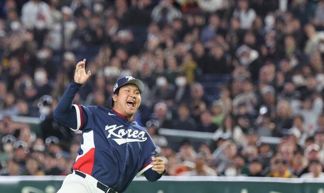 8강 확정 후 환호하는 문보경 선수