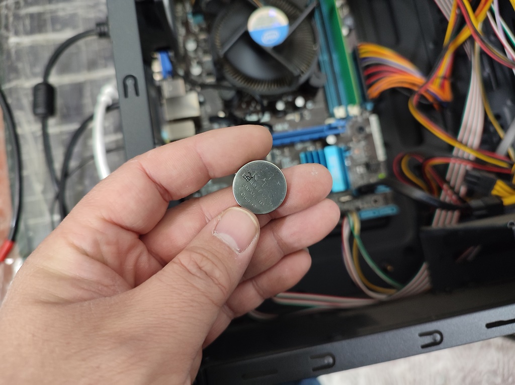 메인보드 배터리 교체 중 