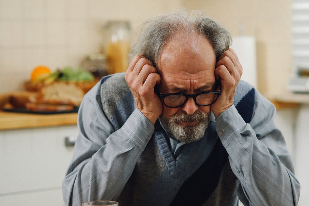 건강검진 결과 기다리는 노인&amp;#44; 불안한 표정