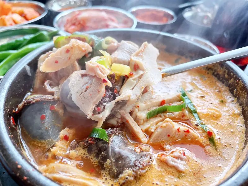 고기와 순대가 가득한 순대국 모습