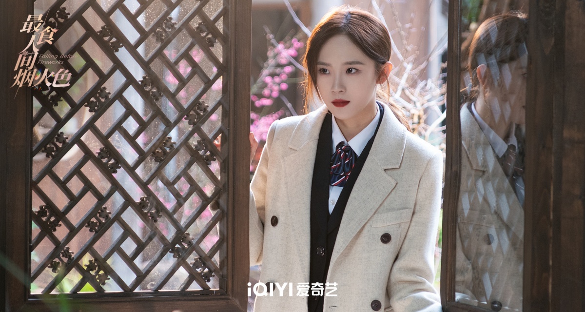 중국드라마 변화-최식인간연화색의 여주인공-당찬 회사원의 눈빛으로 바라보는 모습