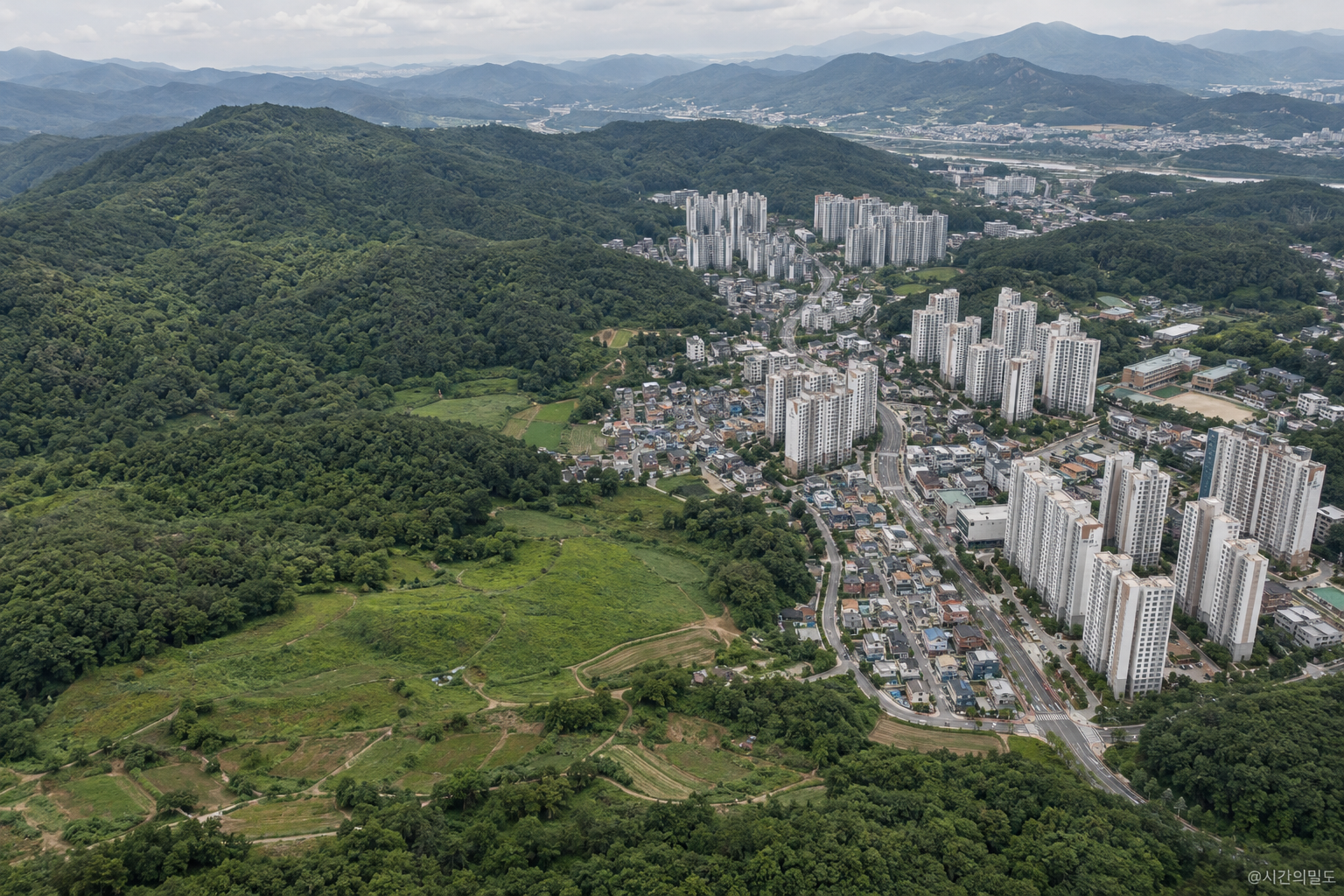 넓은 녹지와 산지 옆 평지에 주거지가 모여 있는 가상의 한국 동네를 위에서 본 모습