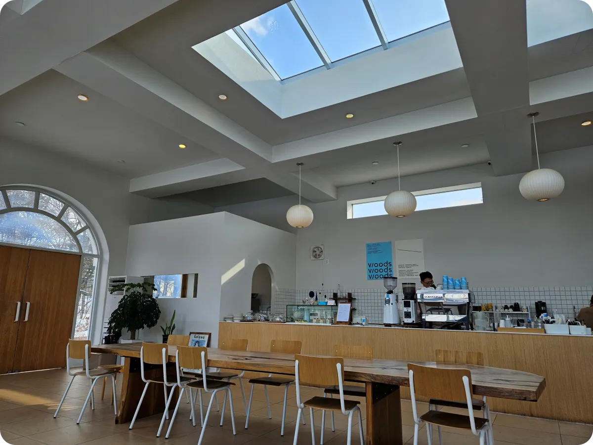 경기도-여주-카페-우즈-건물-실내-인테리어-선루프-유리천장