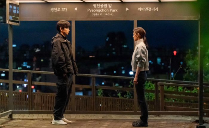 강동원 배우님과 전지현 배우님이 서로를 바라보며 서 있는 모습