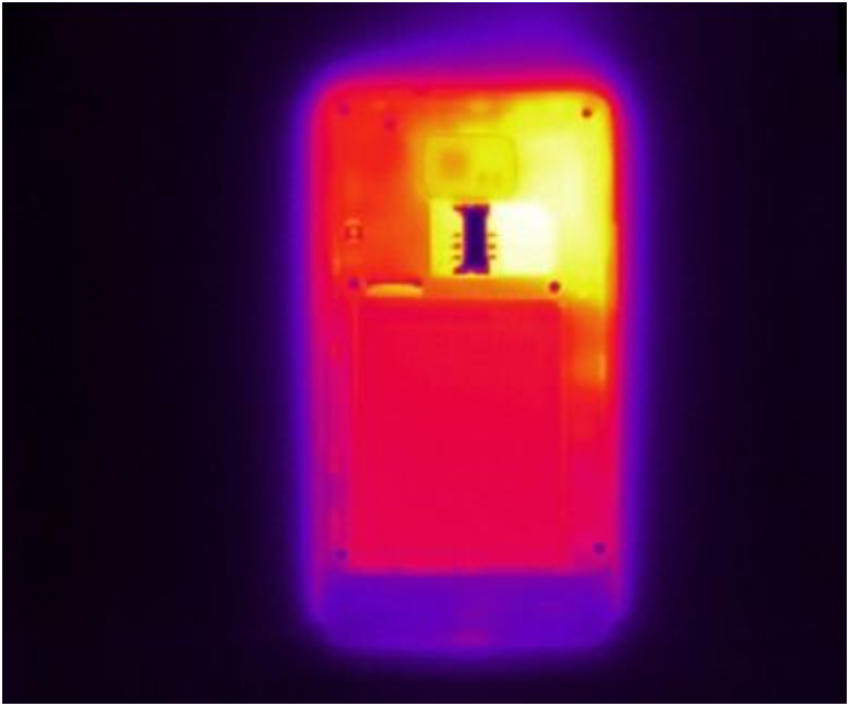 <img src="smartphone-overheating.jpg"
alt="충전 중 스마트폰 발열로 인해 배터리 수명이 단축되는 상황">