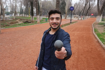 인터뷰하는 기자