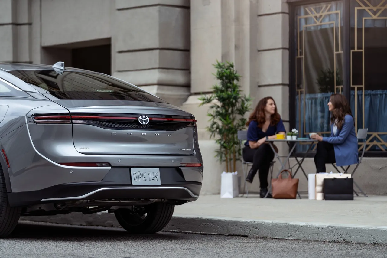 토요타 크라운 크로스오버 하이브리드 차량 이미지