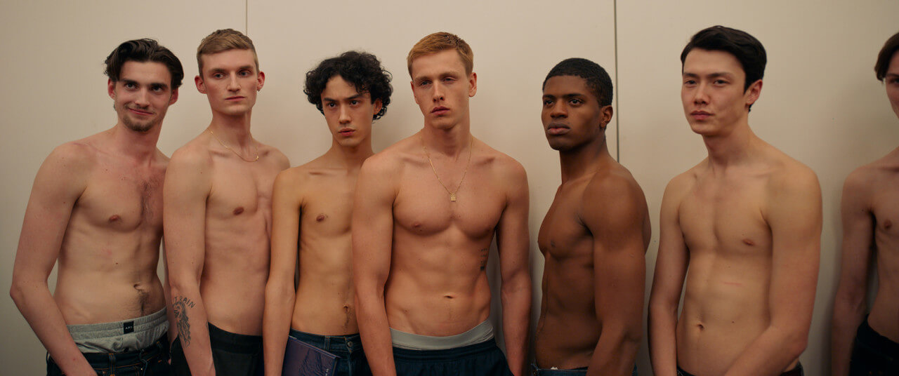 외모 지상주의를 보여주는 모델 오디션의 한 장면