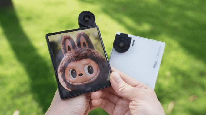 초소형 스마트폰 iKKO Mind One Pro의 카메라 모듈 각도 전환 장면