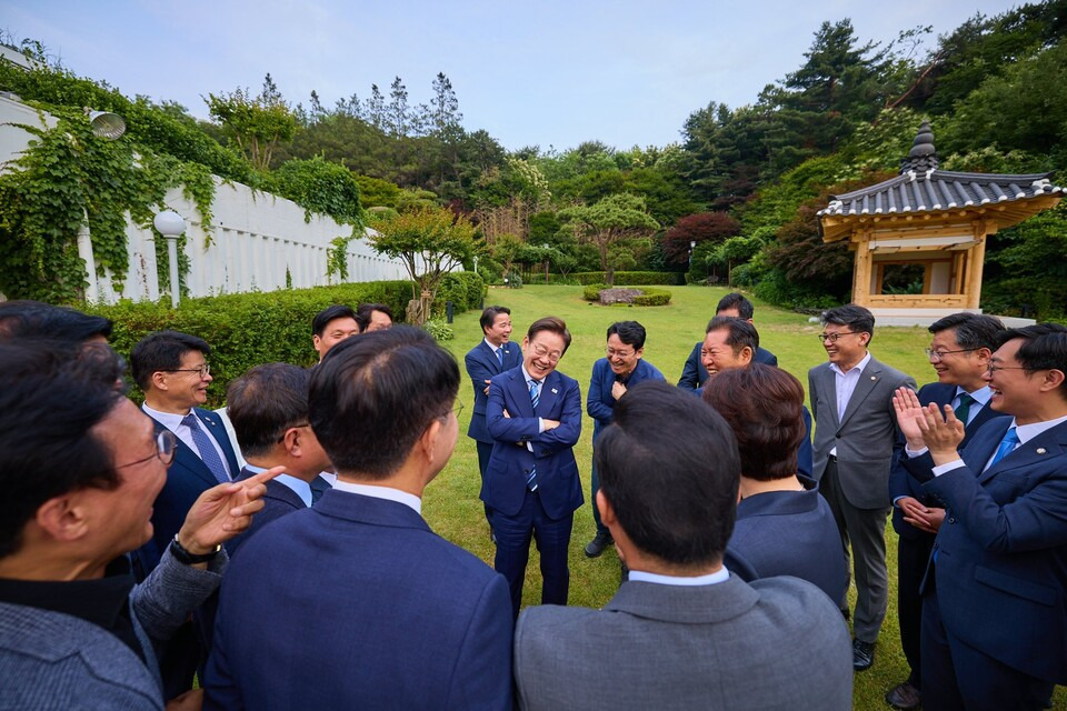 민주당 의원들과 함께 웃음짓는 이재명대통령 사진