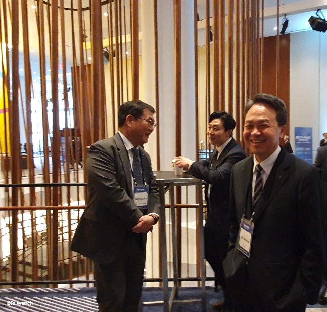 16일(현지시각) 미국 뉴욕 소재 콘래드 다운타운 호텔에서 열린 '인베스트: K-파이낸스 뉴욕 IR' 행사에 참여한 진옥동 회장이 환하게 웃고 있다.