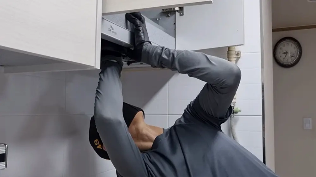 후드 날개 끼우는 모습