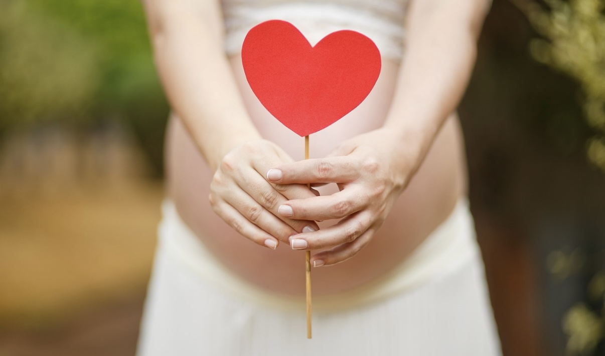 임신부가 하트 토퍼를 들고있는 사진