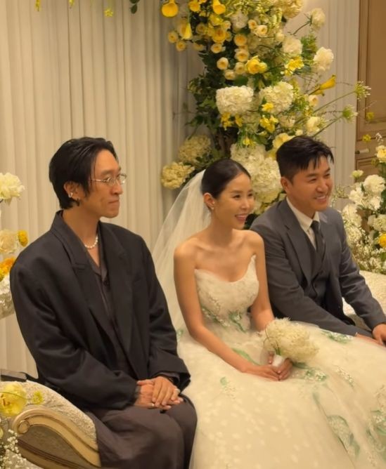 화려한 장식 함께 결혼식 진행되는 실내