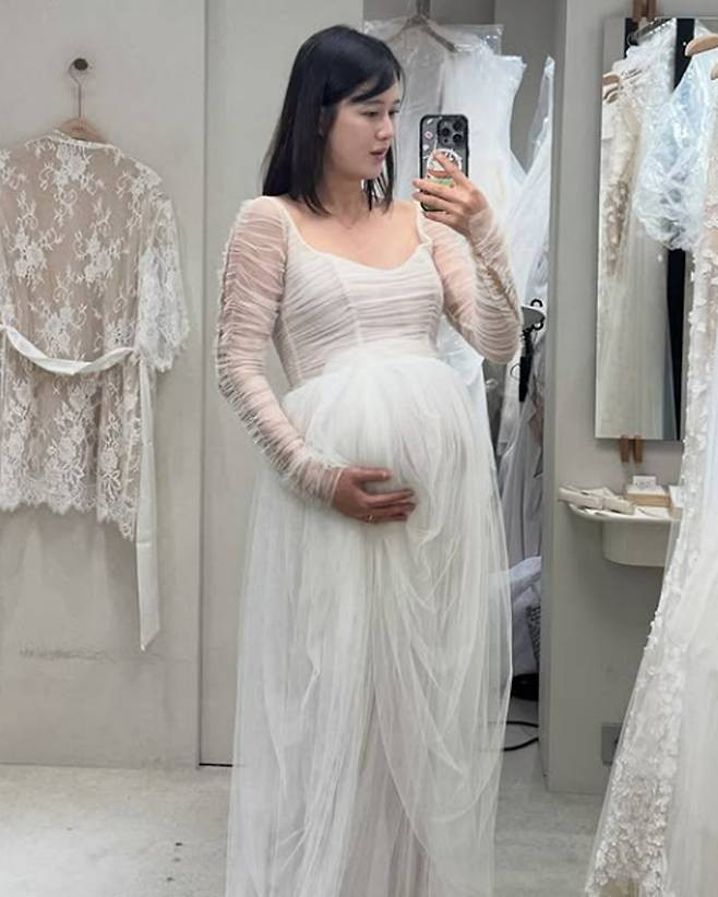 남보라 만삭 화보 순백 드레스