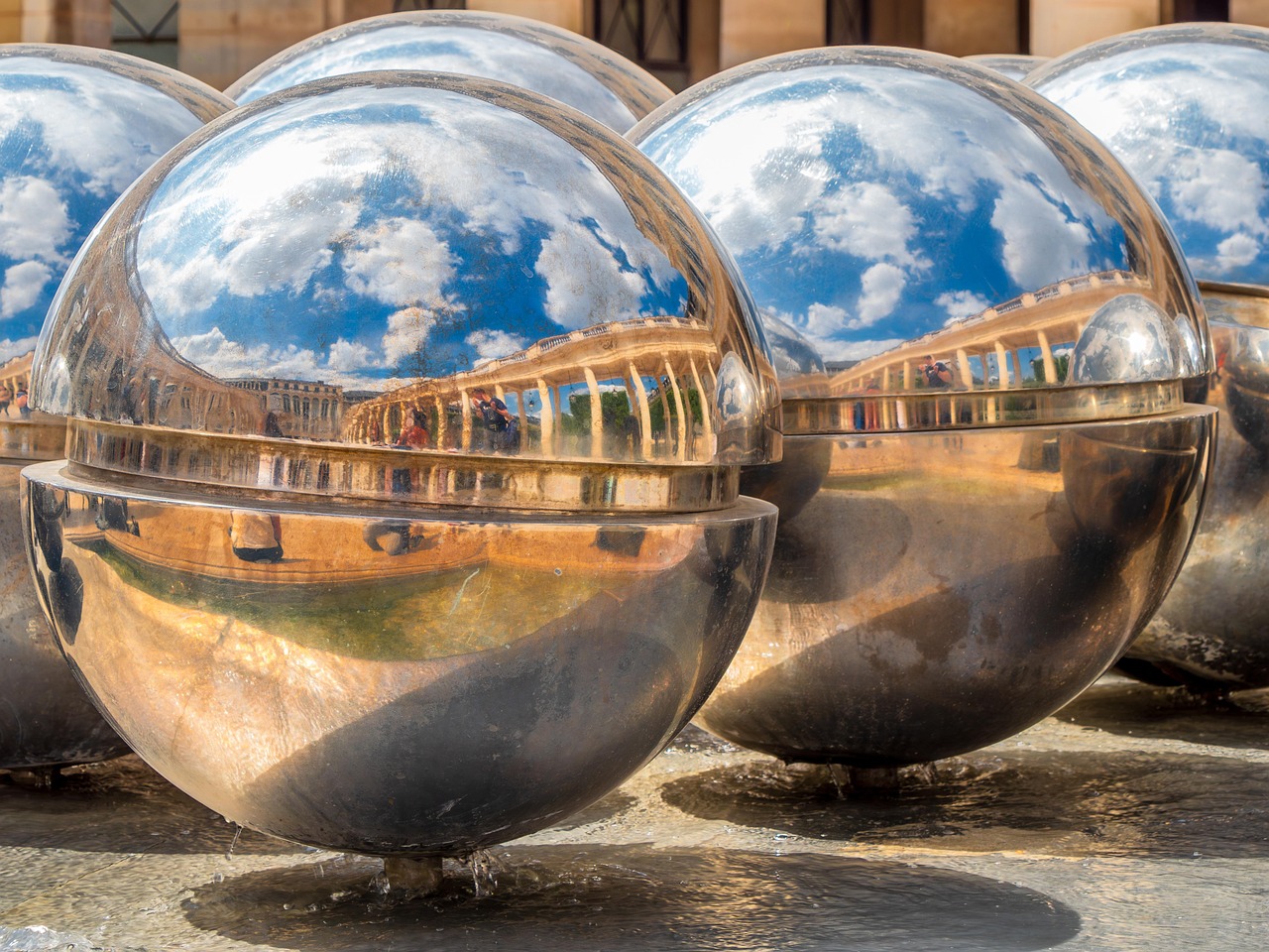 금속 자원 개발에 관련한 사진