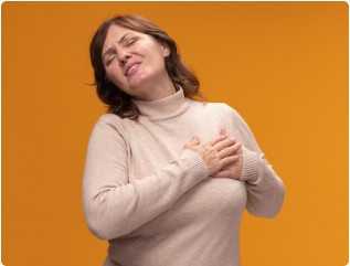 유방 통증을 호소하는 여성의 이미지