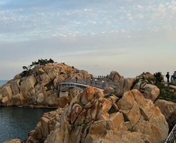 생생정보 [장PD의 AI 여행기] AI가 추천하는 울산 가족 여행 울산쇠부리축제&amp;#44; 대왕암공원 출렁다리&amp;#44; 요트탈래울산&amp;#44; 한정식 보석돌 엄마의 정원까지 울산 북구&middot;동구 필수코스를 생생정보 장PD와 함께 확인하세요
