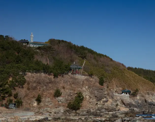 깍아지는 절벽에 자리잡은 낙산사