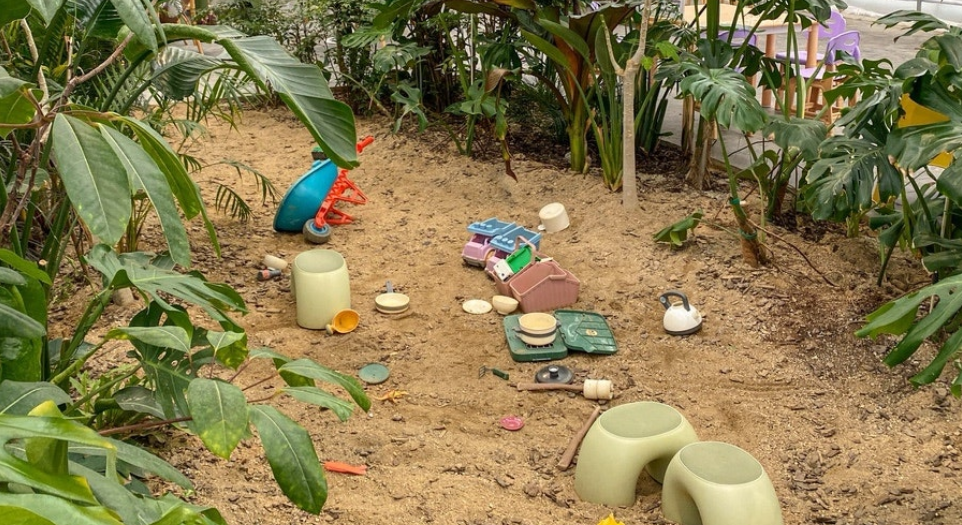 카페 내 아이들이 모래놀이 할 수 있는 장소 사진