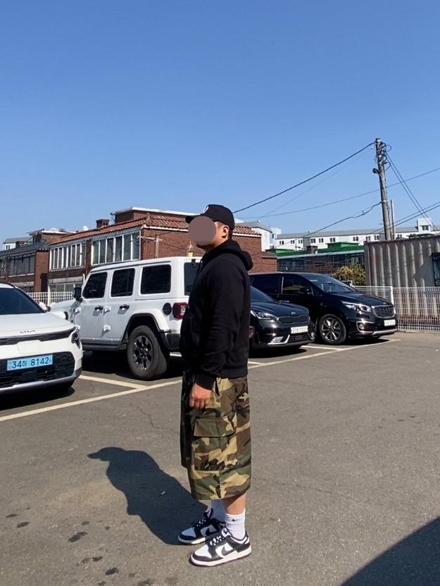 데일리룩('26. 3. 28.)엠엘비 뉴에라 Q핏언스트럭쳐 볼캡, 무신사스탠다드 보아 후드티, 카고브로스 카모플라쥬 카모 벌룬 버뮤다팬츠, 나이키 양말삭스, 나이키 덩크로우 범고래
