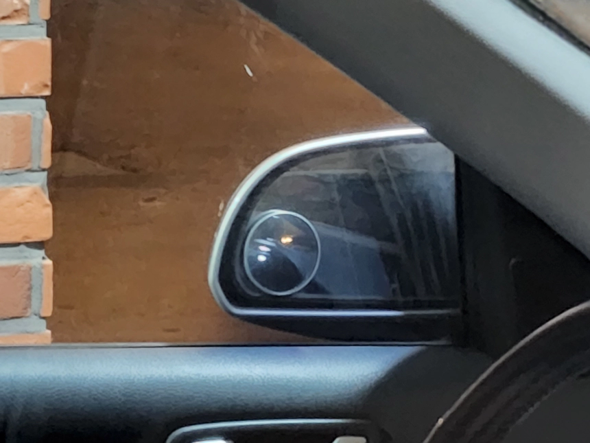 자주 볼 수 있는 사이드미러 부착형 보조거울