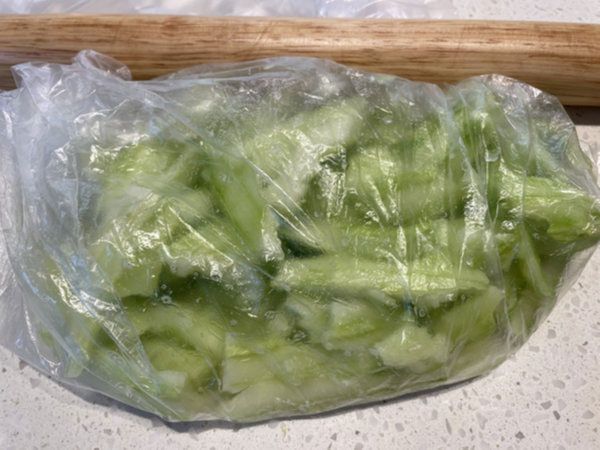 오이탕탕이 레시피 - 밀대로 오이를 두드려 한입 크기로 자르기