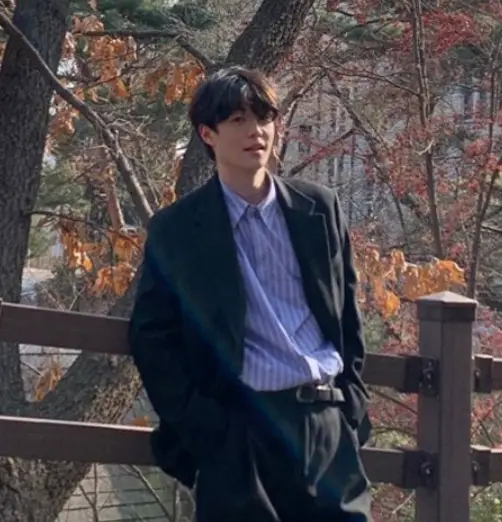 환승연애3-
검은쟈켓 안 보라색 셔츠 검은 바지를 입고 낙엽이 달린 나무에 기대어 서있는 조휘현