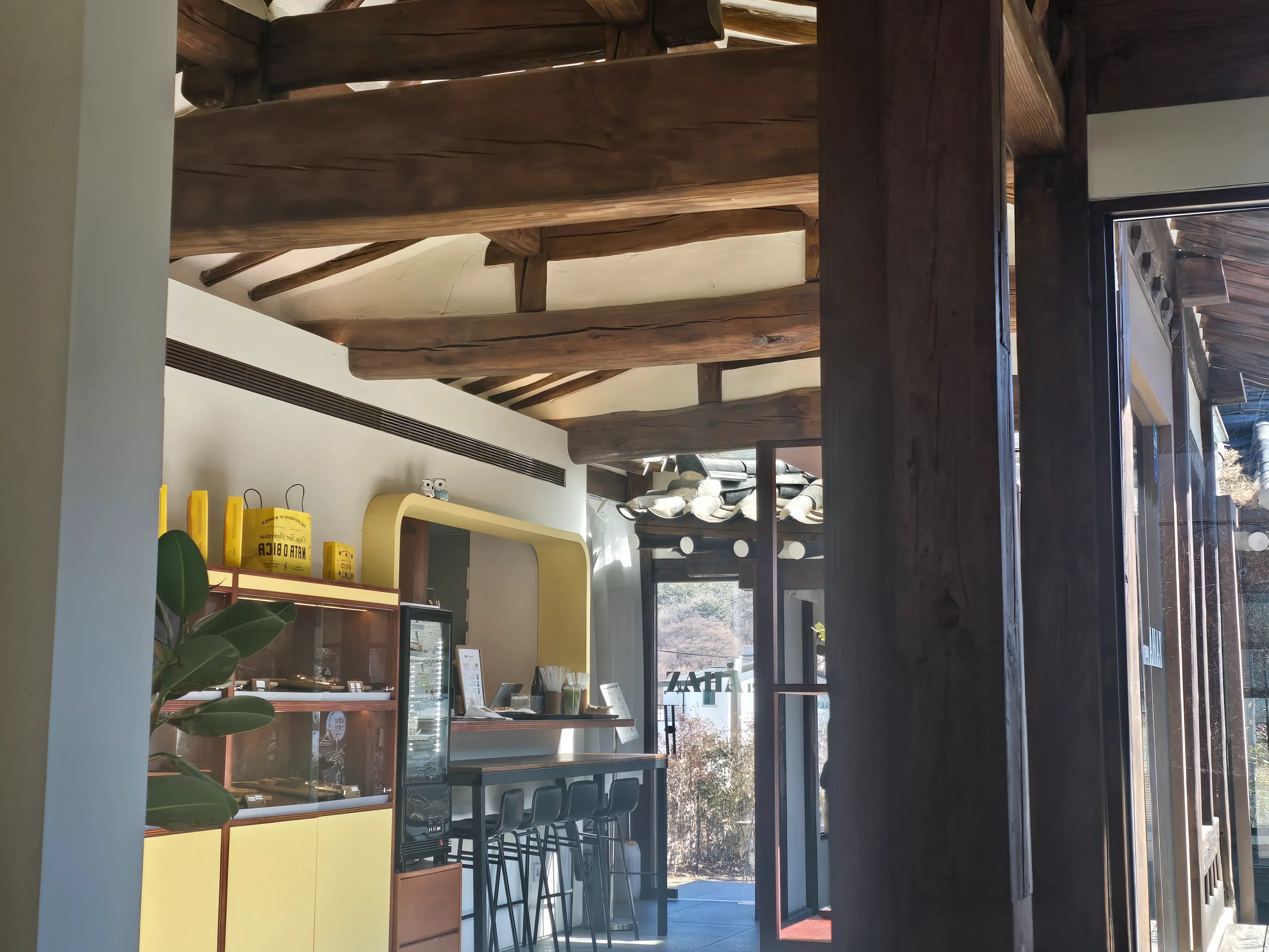 따뜻한 햇살 아래에서 즐기는 여유로운 음료 한 잔, 완벽한 휴식 시간.