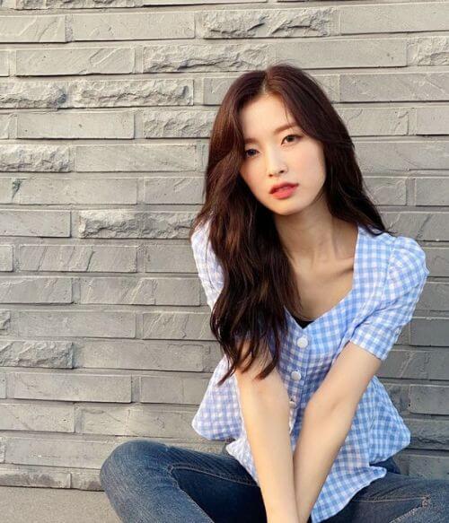 바닥에-앉아있는-오마이걸-아린-사진