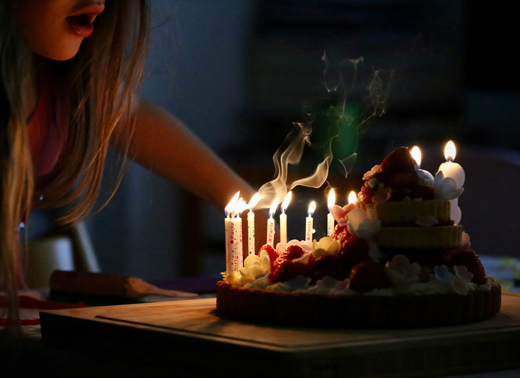 홀로이 생일 케잌을 부는 여자