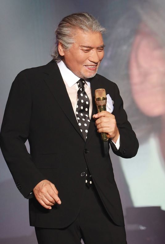 나훈아 무대에서 노래부르는 사진