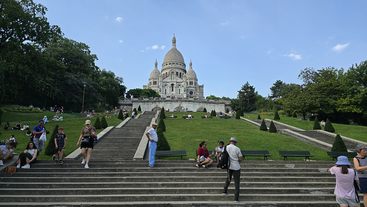 몽마르뜨 언덕 계단 오르기